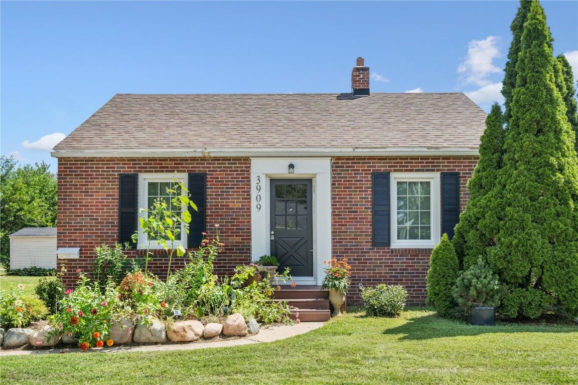 Property Photo:  3909 B Avenue NE  IA 52402 