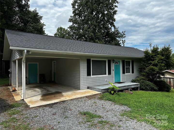 Property Photo: 2462 Ridgecreek Drive NC 28655
