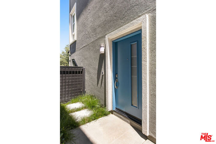 Property Photo:  2700 E Chaucer St  CA 90065 