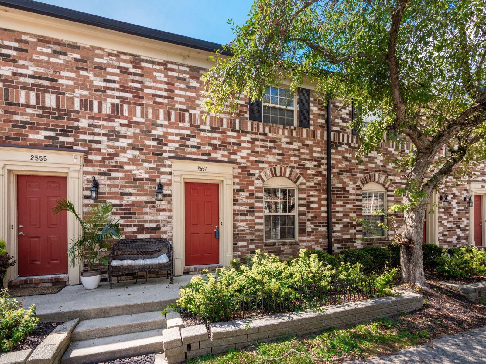 Property Photo: 2557 Olde Hill S Court OH 43221