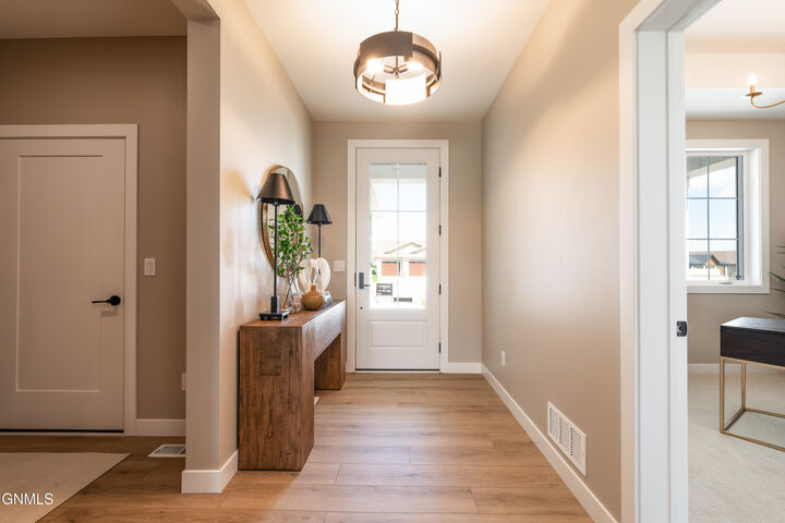 Property Photo:  322 Flint Drive  ND 58503 