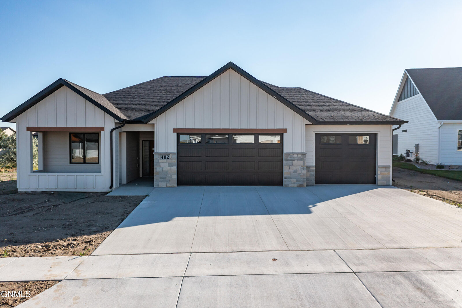 Property Photo:  402 Flint Drive  ND 58503 
