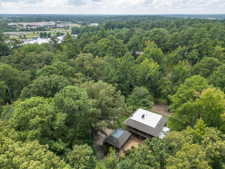 Property Photo:  1600 Seminole Rd  MS 39705 