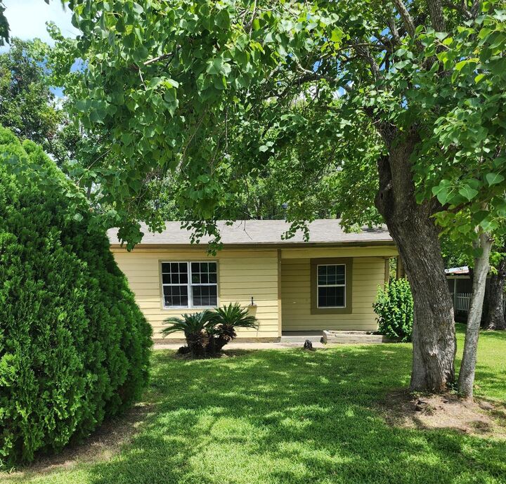 Property Photo: 500 Bluebonnet TX 77568