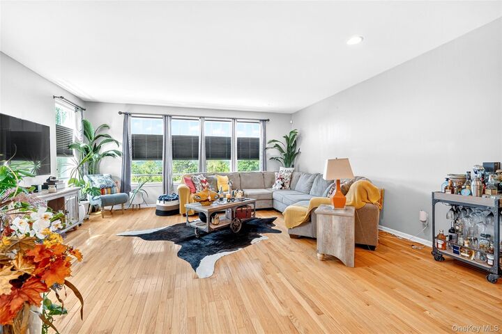 Property Photo:  212 Hawthorn Way  NY 12553 