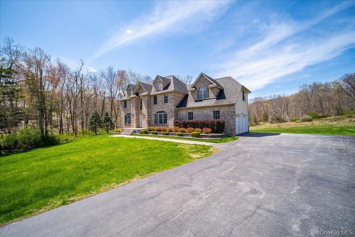 Property Photo:  11 Saddle Hill Road  NY 10918 