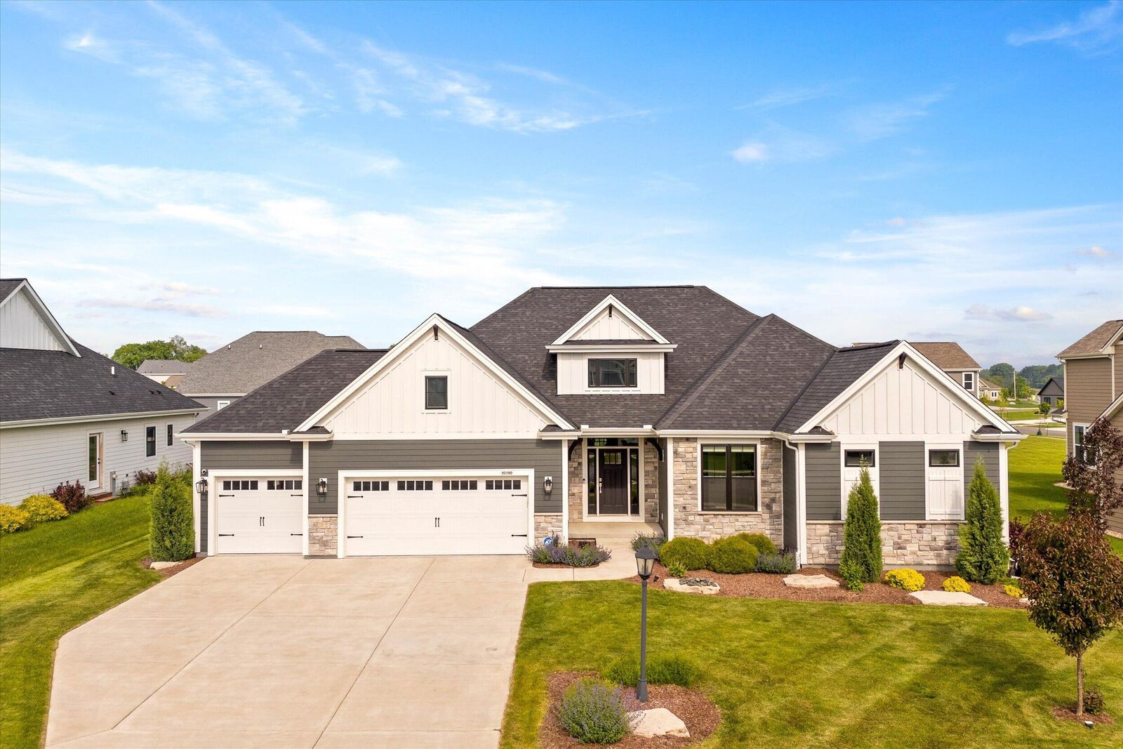 Property Photo:  10190 S Woodside Ct  WI 53132 