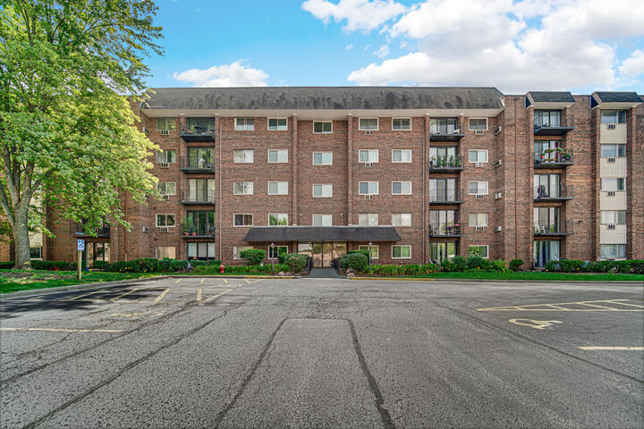 4721 Saint Joseph Creek Road 4A  Lisle IL 60532 photo