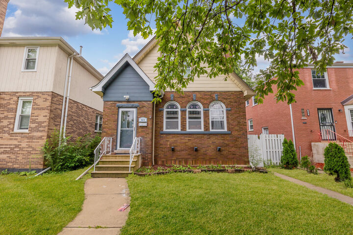 Property Photo: 923 Manchester Avenue IL 60154