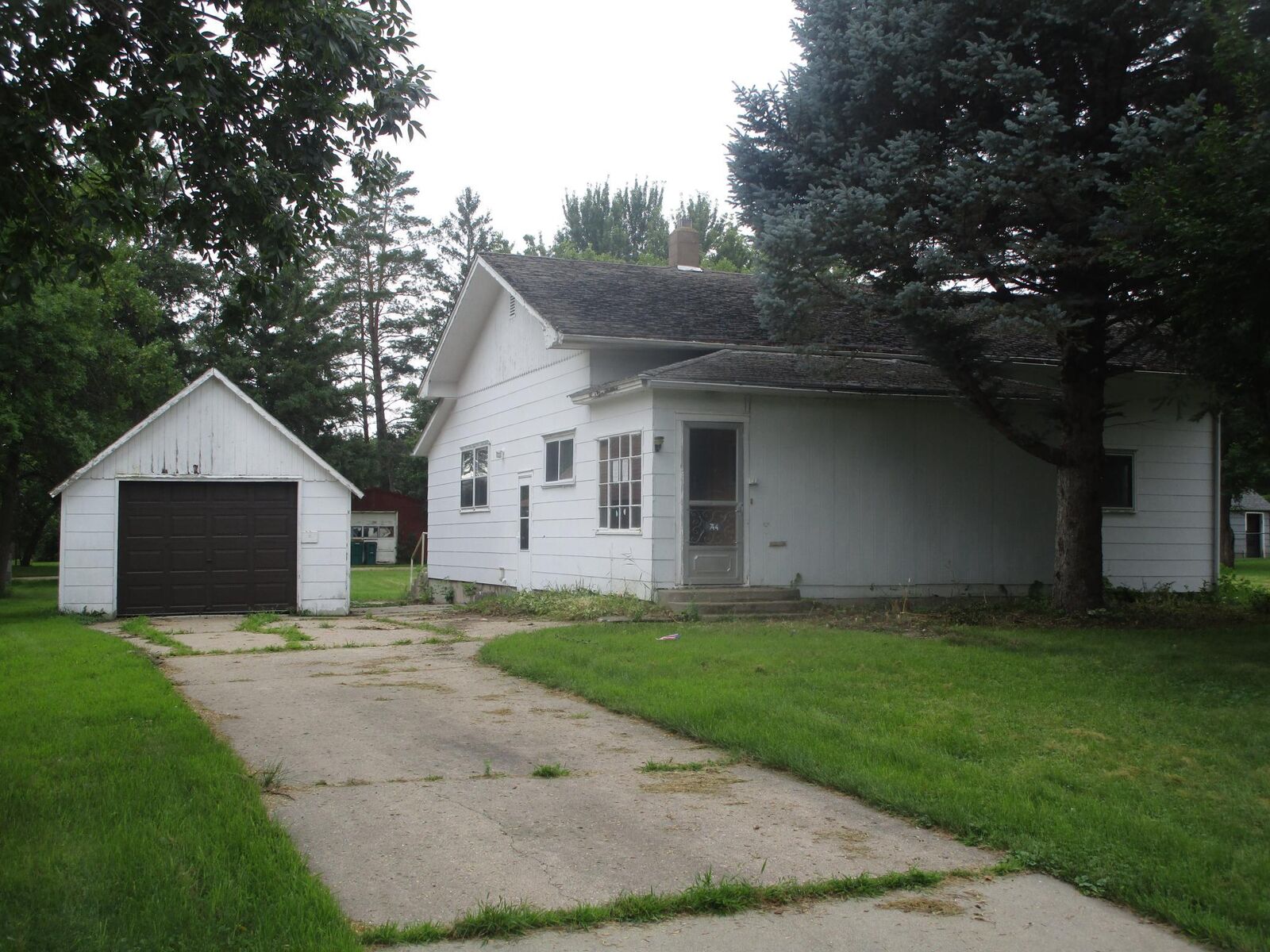 Property Photo:  744 Lake Avenue  MN 56278 