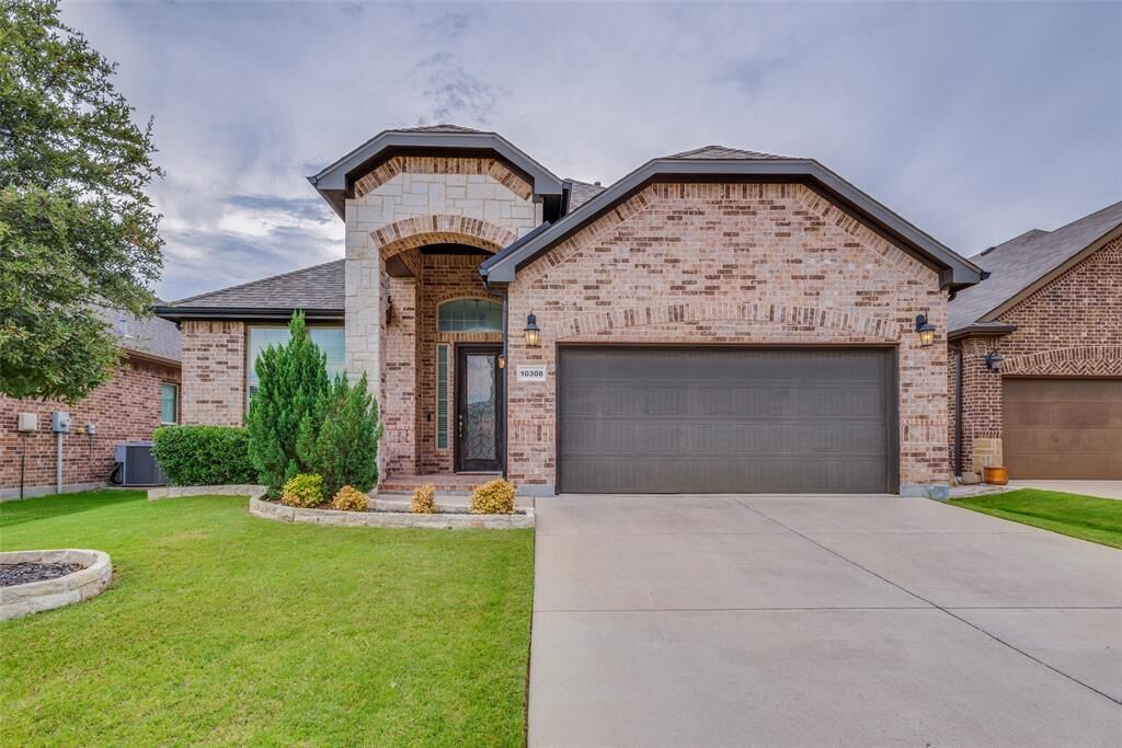 Property Photo: 10308 Barbuda Trail TX 76244