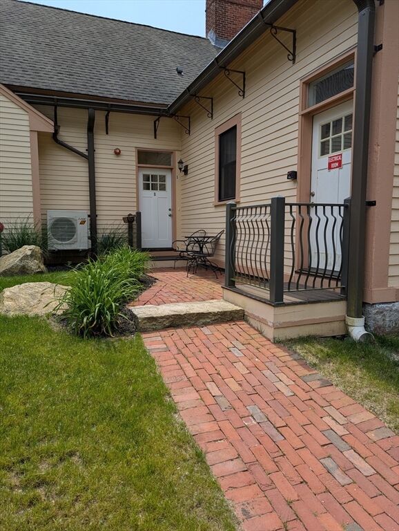 Property Photo:  352 Manchaug Rd 1  MA 01590 