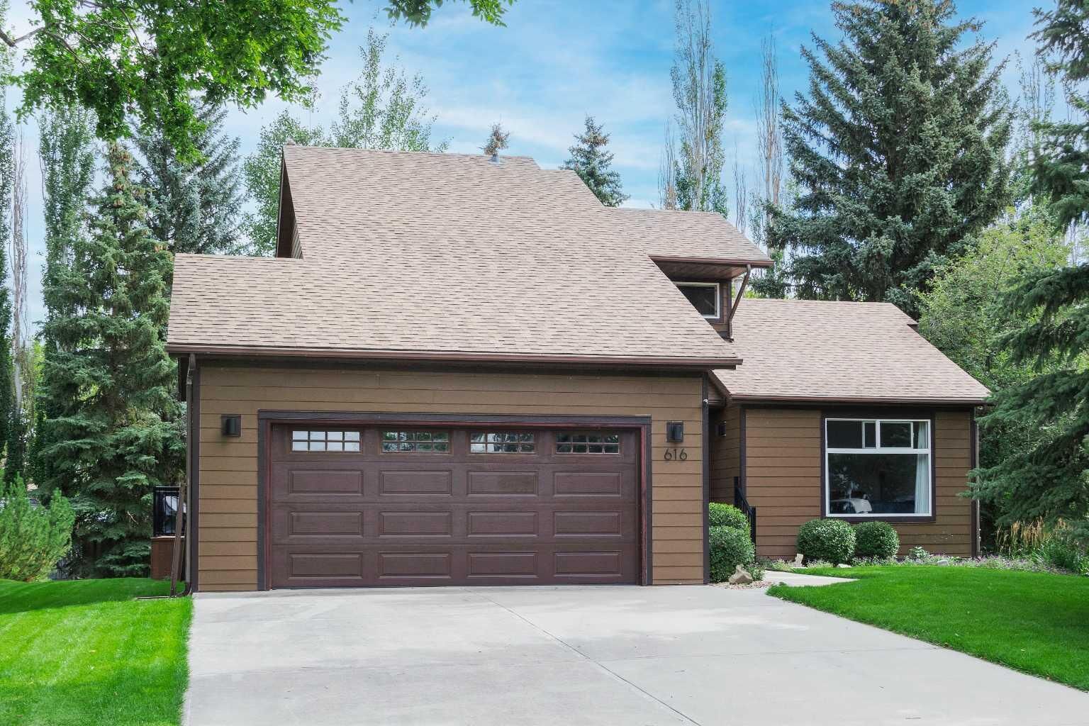 Property Photo:  616 Memorial Avenue  AB T0L 2B0 