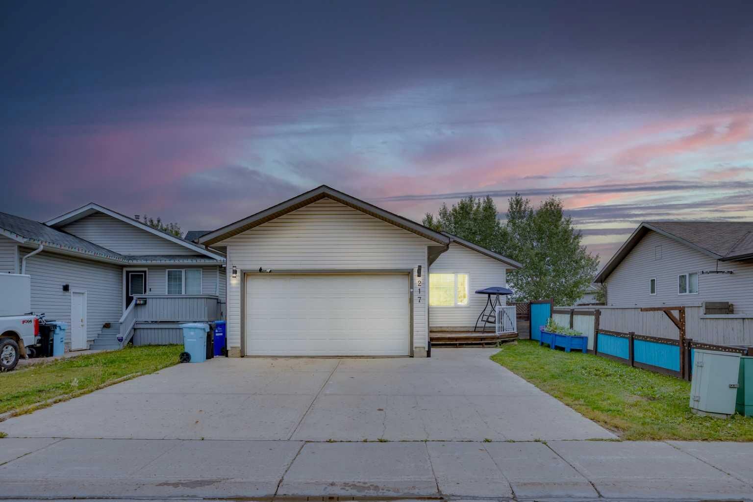 Property Photo:  217 Swanson Crescent  AB T9K 2V9 