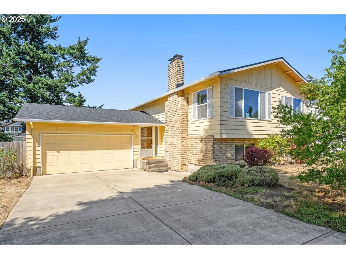 Property Photo: 860 NE 14th Ave OR 97013