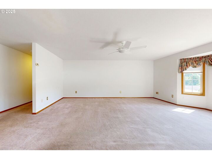Property Photo:  211 SE 20th Pl  OR 97862 