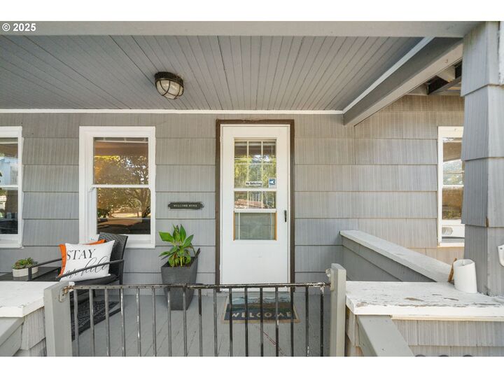 Property Photo:  5006 SE Knapp St  OR 97206 