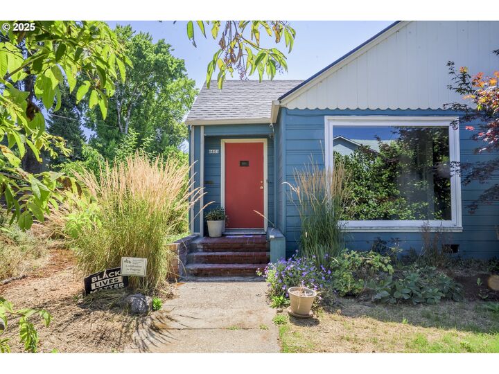 Property Photo: 6604 N Columbia Way OR 97203