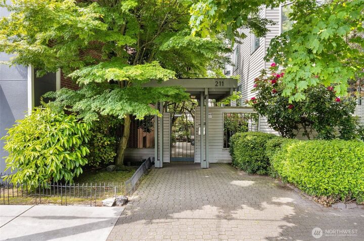 211  Summit Avenue E S218  Seattle WA 98102 photo