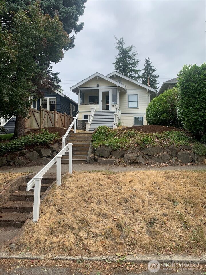 Property Photo:  1910  4th Avenue W  WA 98119 