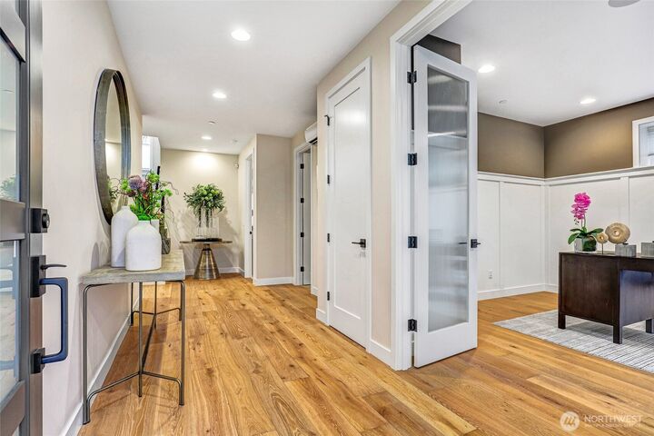 Property Photo: 11218 NE 67th Street 3 WA 98033