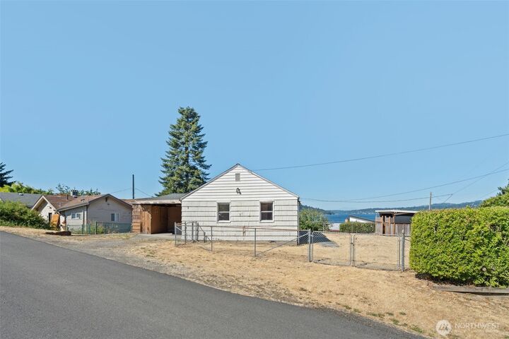 Property Photo:  10658  Laurel Lane S  WA 98178 