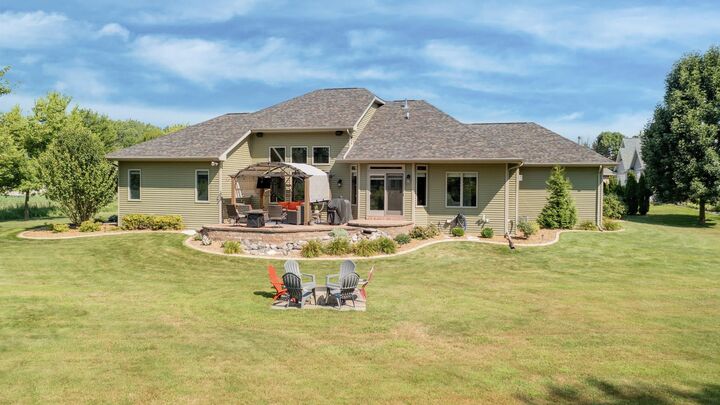 Property Photo: 1101 W Starview Court WI 54913
