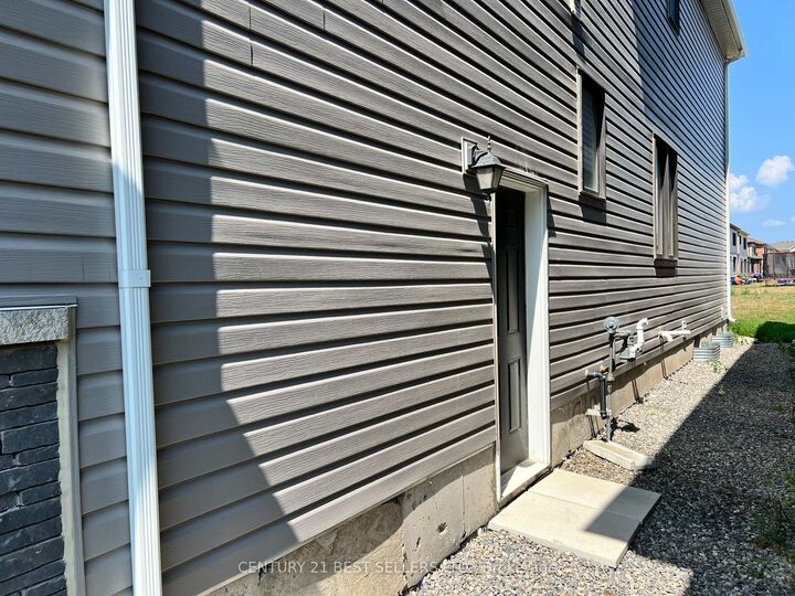 Property Photo:  89 Higgins Avenue  ON L3B 5N5 