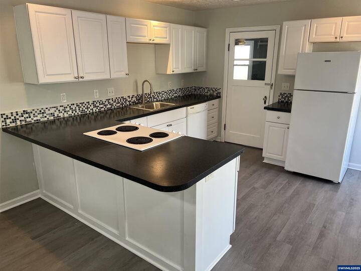 Property Photo:  461 SE Ash St  OR 97338 
