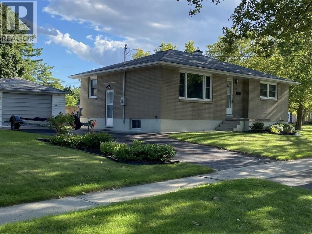 Property Photo:  765 Pineview Avenue  ON N7V 2E1 
