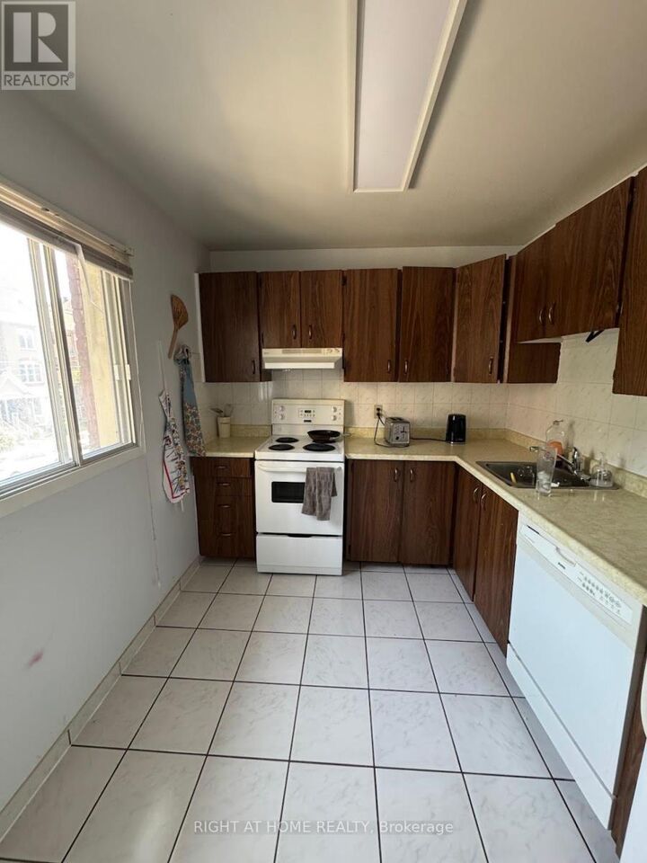Property Photo:  222 Lyon Street North 2  ON K1R 5V9 