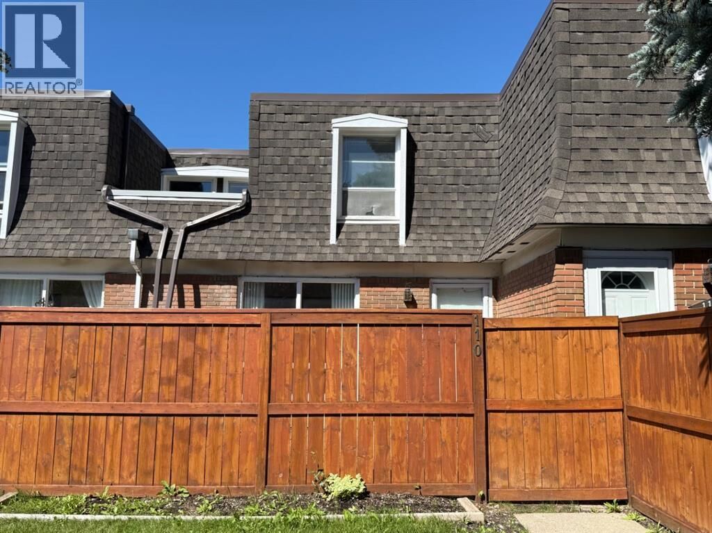 Property Photo: 330 Canterbury Drive Southwest AB T2W 1H6