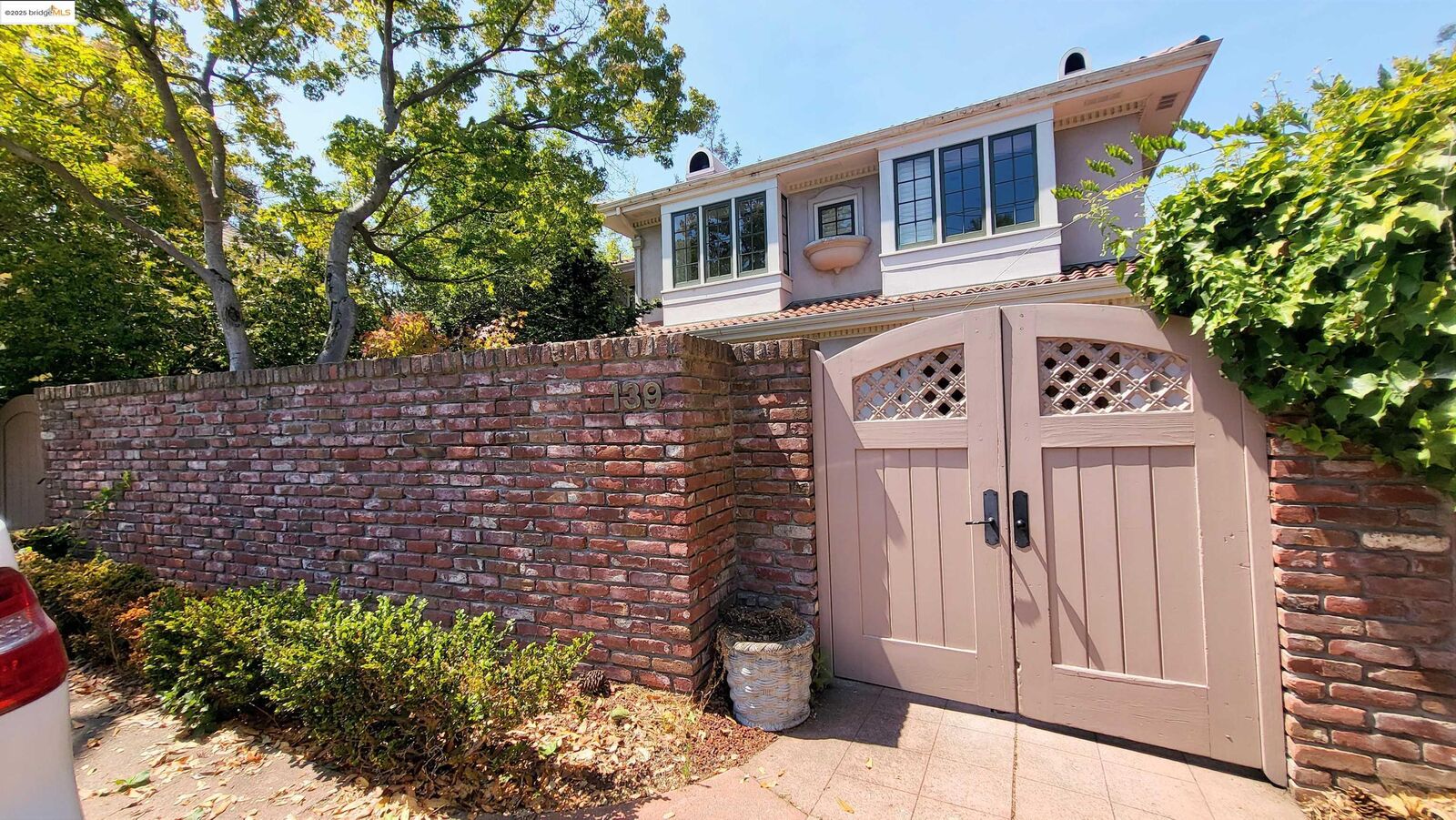 Property Photo: 139 Woodland Way CA 94611