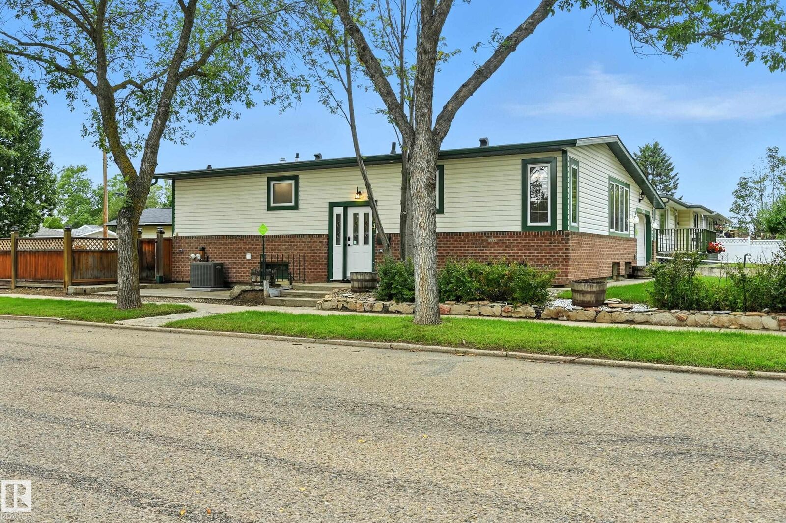 Property Photo: 9404 Sherridon AB T8L 1W3