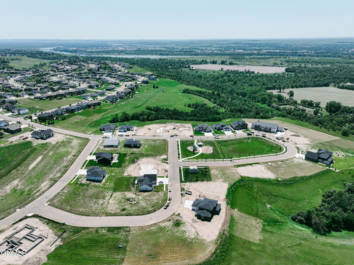 Property Photo:  2613 Frisco Way  ND 58503 