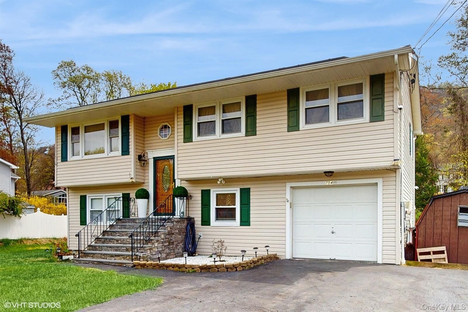 Property Photo:  754 Wolcott Avenue  NY 12508 
