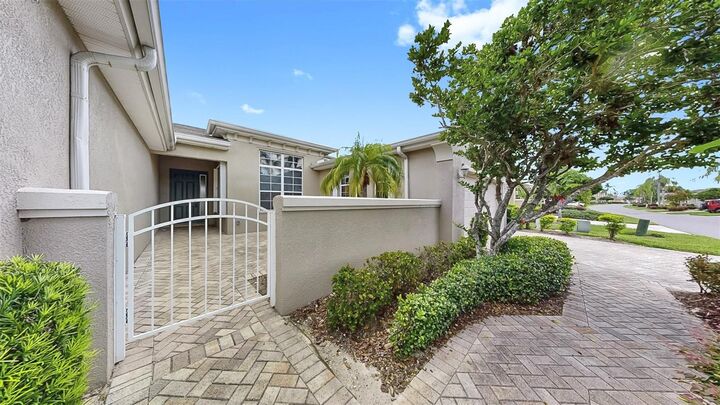 Property Photo:  2433 Kensington Greens Drive  FL 33573 