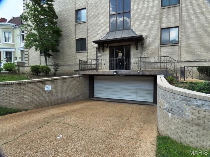 Property Photo: 4355 Maryland Avenue 207 MO 63108