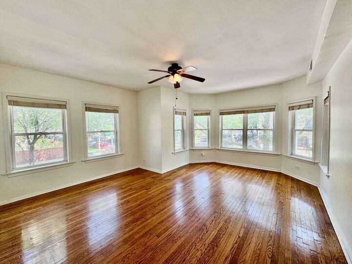Property Photo: 6042 N Kenmore Avenue 1 IL 60660