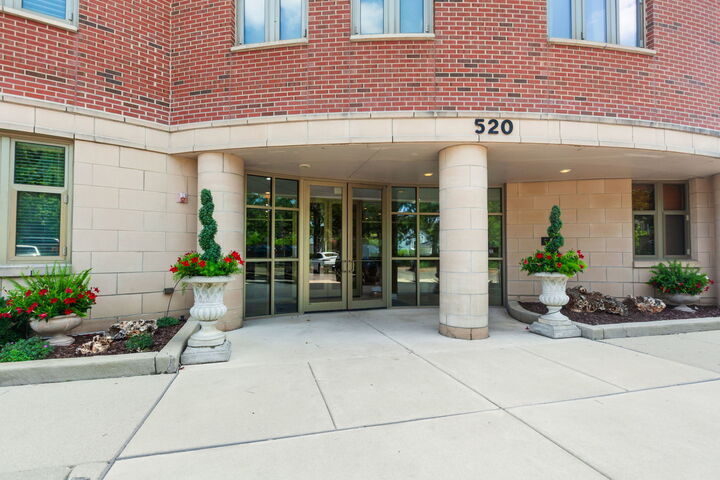 Property Photo:  520 S Washington Street 103  IL 60540 