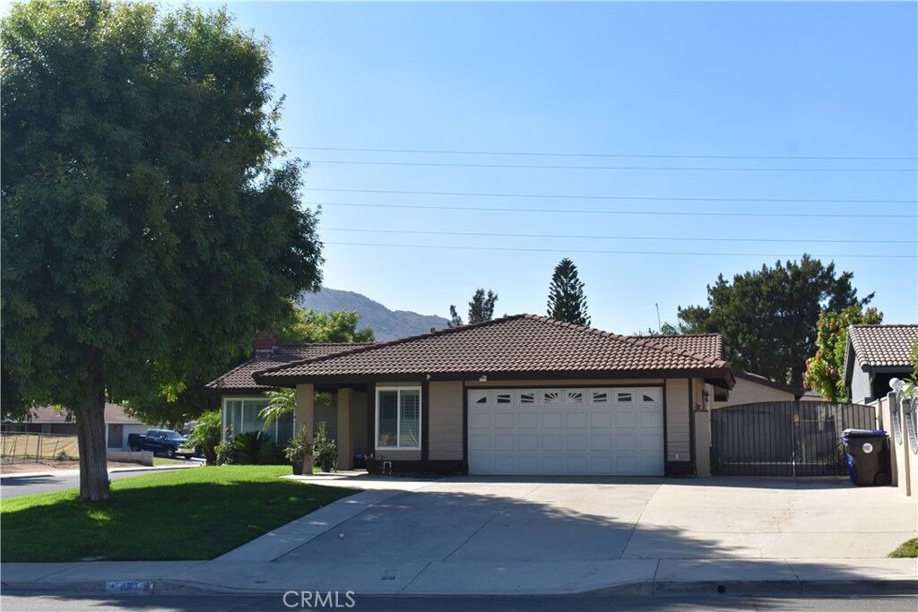 Property Photo: 2831 Donner Way CA 92509