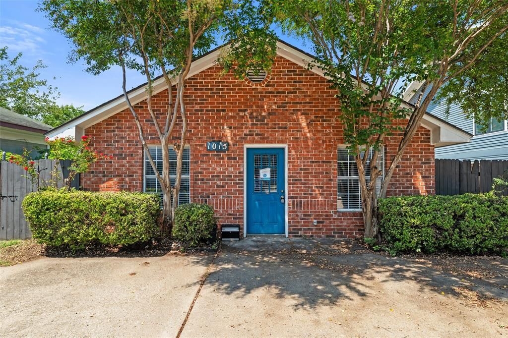 Property Photo: 1015 N Bishop TX 75208