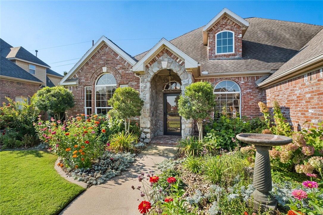 Property Photo:  903 SW Edinburgh Avenue  AR 72713 