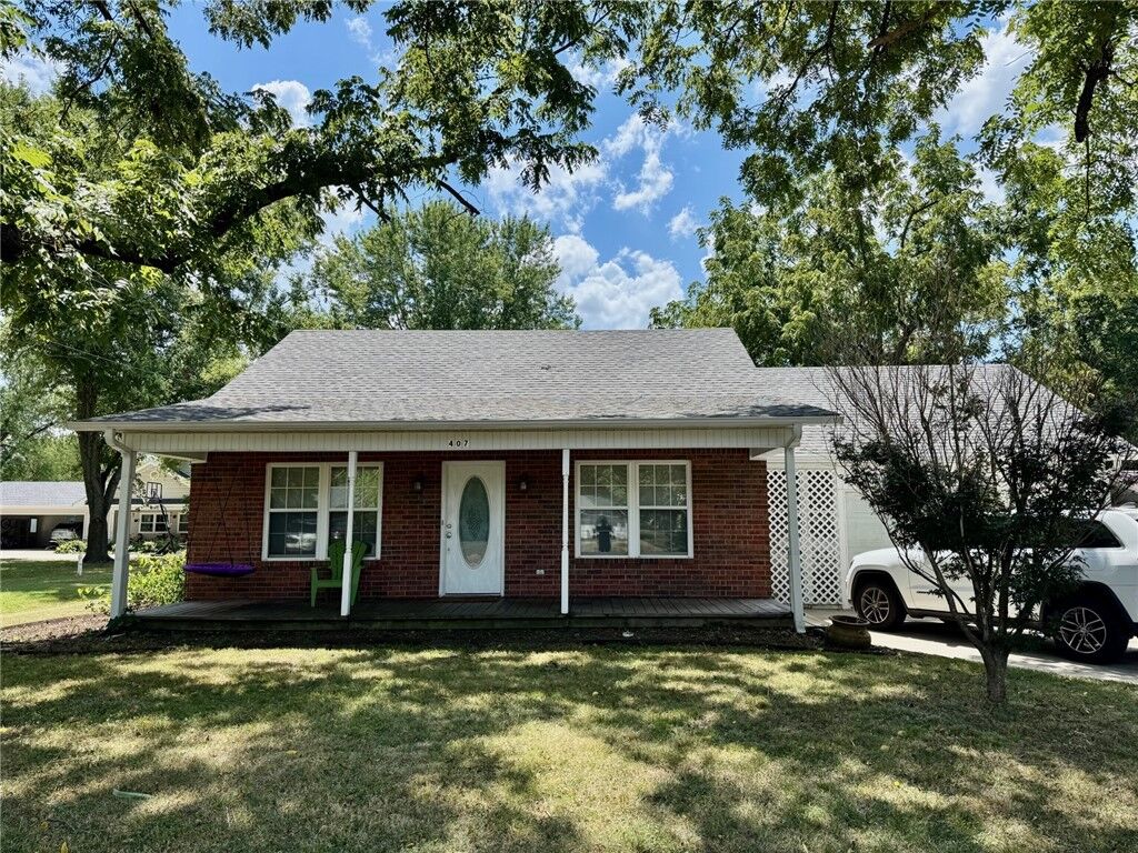 Property Photo: 407 E Cleveland Street AR 72753
