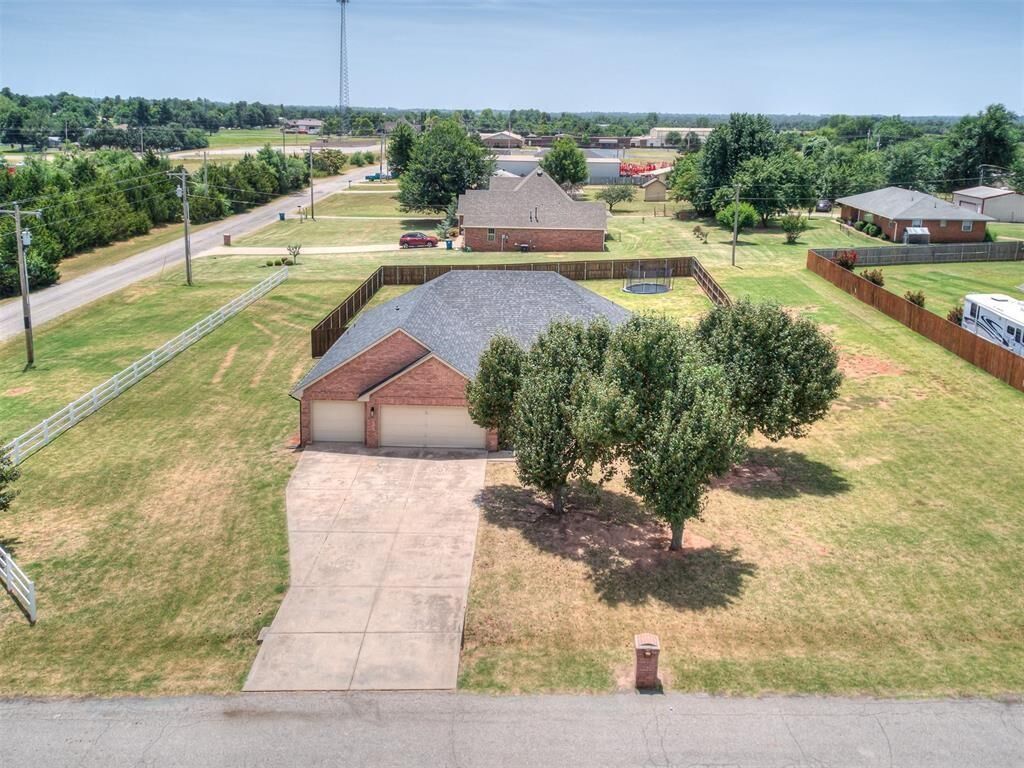 Property Photo: 6910 Rolling Meadows OK 73089