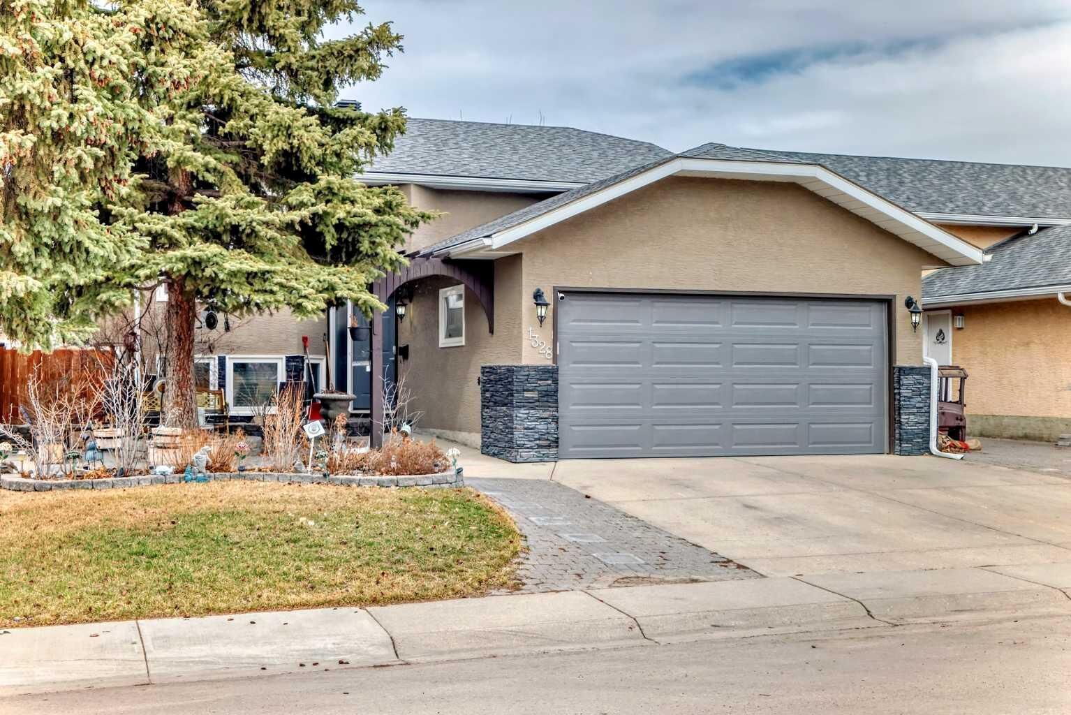 Property Photo: 1328 Meadowbrook Drive SE AB T4A 2A3