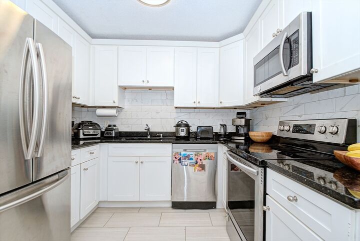 Property Photo:  4 Duck Pond Rd 221  MA 01915 
