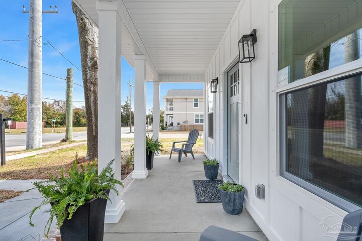 Property Photo:  609 N E St  FL 32501 