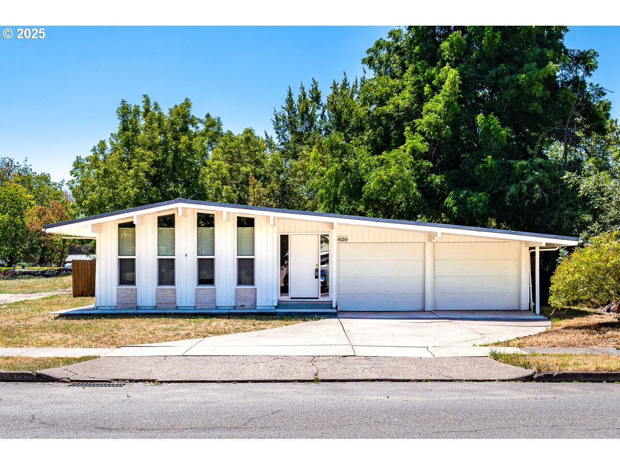Property Photo:  620 E 33rd Ave  OR 97405 