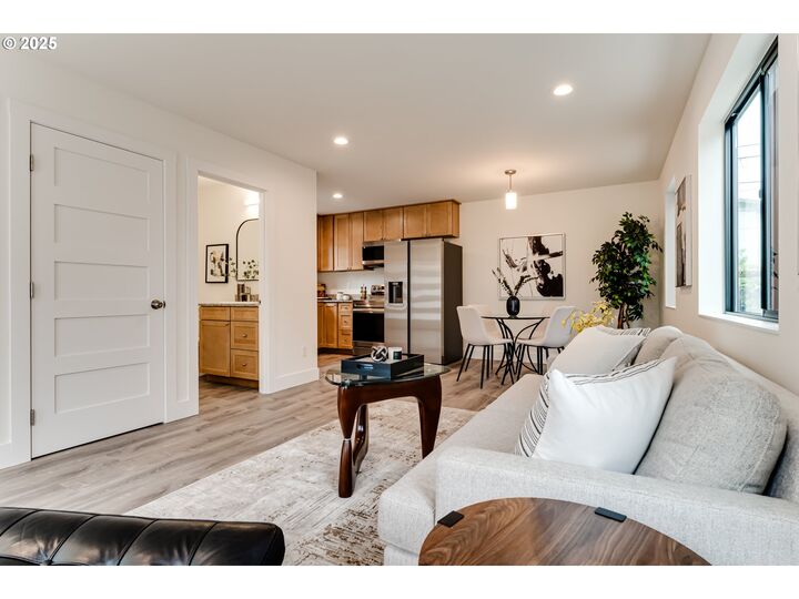 Property Photo:  9 Monroe B  OR 97402 